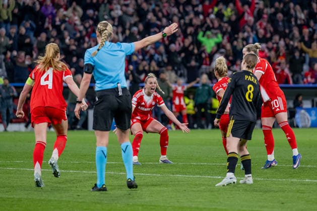 Glodis Perla Viggosdottir (FC Bayern Muenchen Frauen, 04), Giulia Gwinn (FC Bayern Muenchen Frauen, 07) und Franziska Kett (FC Bayern Muenchen Frauen, 20) bejubeln mit Linda Dallmann (FC Bayern Muenchen Frauen, 10) deren Tor zum 2:1 GER, FC Bayern Muenchen vs. Manchester United, ManU W.F.C., Fussball, UEFA Womans Champions League, Viertelfinale Rueckspiel, Saison 2025 2026, 01.04.2026. GER, FC Bayern Muenchen vs. Manchester United W.F.C., Fussball, UEFA Womans Champions League, Viertelfinale Rueckspiel, Saison 2025 2026, 01.04.2026. Muenchen Copyright: xEibner-Pressefoto HeikexFeinerx EP_HFR