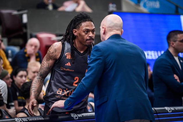 Nike Sibande (Niners Chemnitz, 02) spricht mit Rodrigo Pastore (NINERS Chemnitz, Head-Coach) GER, MHP Riesen Ludwigsburg vs. Niners Chemnitz, Basketball Bundesliga, easycredit BBL, 27. Spieltag, Spielzeit 2025 2026, 01.04.2026 GER, MHP Riesen Ludwigsburg vs. Niners Chemnitz, Basketball Bundesliga, easycredit BBL, 27. Spieltag, Spielzeit 2025 2026, 01.04.2026 Ludwigsburg Copyright: xSandyxDinkelackerx EP_SDR