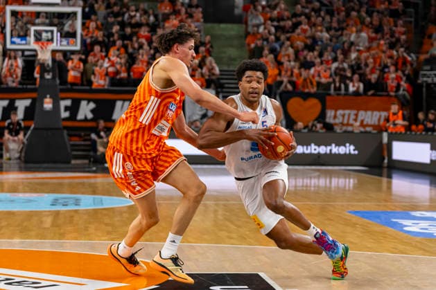 easyCredit BBL: Ratiopharm Ulm vs. Syntainics MBC; 01.04.2026 Ulm, GERMANY - 01. April 2026: Marcus Foster (Syntainics MBC, 5) im Zweikampf gegen Diego Garavaglia (Ratiopharm Ulm, 23) während dem Spiel zwischen der Ratiopharm Ulm und den Syntainics MBC am 27. Spieltag der easyCredit BBL in der ratiopharm Arena Ulm. Copyright: xBEAUTIFULxSPORTS Steinx