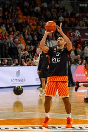easyCredit BBL: Ratiopharm Ulm vs. Syntainics MBC; 01.04.2026 Ulm, GERMANY - 01. April 2026: Mark Smith (Ratiopharm Ulm, 13) beim Aufwärmen vor dem Spiel zwischen der Ratiopharm Ulm und den Syntainics MBC am 27. Spieltag der easyCredit BBL in der ratiopharm Arena Ulm. Copyright: xBEAUTIFULxSPORTS Steinx