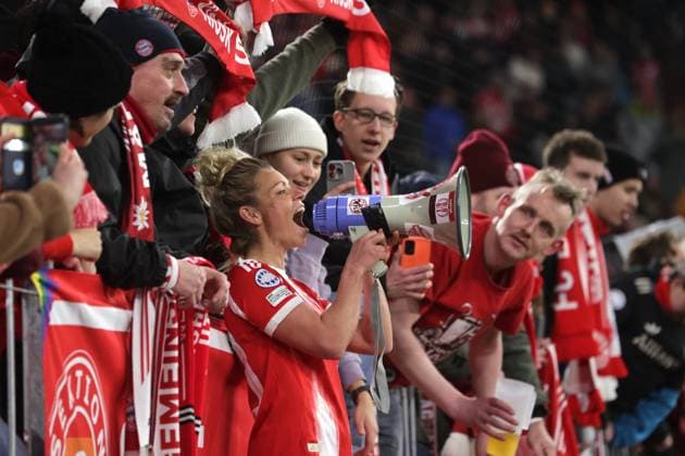 Bayerns 10 Linda DALLMANN nach Spielende bei den Fans. Frauenfussball: Muenchen - Manchester. Frauen - Fußball - Championsleague, FC Bayern München - Manchester United, ManU Viertelfinale, Saison 2025-2026, am 1.04.2026 in Muenchen, A L L I A N Z A R E N A, Deutschland. Quelle Copyright Credit : Oryk HAIST