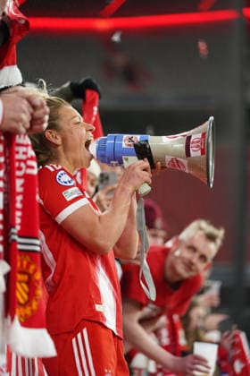 Linda Dallmann (10 FC Bayern) muss nach dem Spiel zu den Fans auf den Zaub beim UEFA Womens Champions League Spiel FC Bayern München Manchester United, ManU am 01.04.2026. München Allianz Arena Bayern Deutschland