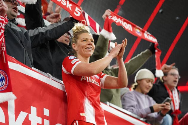 Linda Dallmann (10 FC Bayern) muss nach dem Spiel zu den Fans auf den Zaub beim UEFA Womens Champions League Spiel FC Bayern München Manchester United, ManU am 01.04.2026. München Allianz Arena Bayern Deutschland