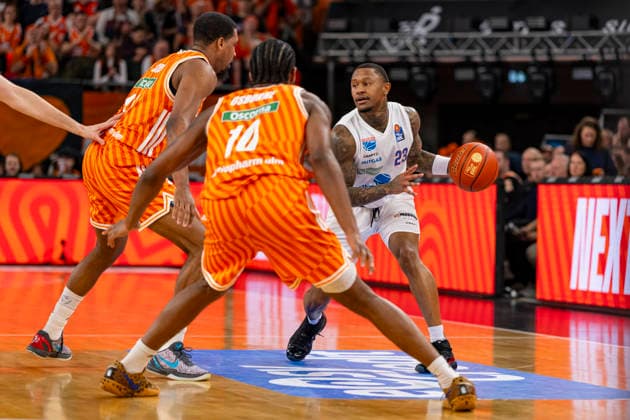 easyCredit BBL: Ratiopharm Ulm vs. Syntainics MBC; 01.04.2026 Ulm, GERMANY - 01. April 2026: Malik Osborne (Ratiopharm Ulm, 10) im Zweikampf gegen C. Callison (Syntainics MBC, 23) während dem Spiel zwischen der Ratiopharm Ulm und den Syntainics MBC am 27. Spieltag der easyCredit BBL in der ratiopharm Arena Ulm. Copyright: xBEAUTIFULxSPORTS Steinx
