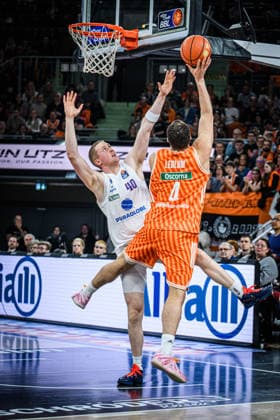 Neu Ulm, Deutschland, 01.04.26: Collin Welp (Syntainics MBC) und Christopher Ledlum (ratiopharm ulm) im Zweikampf waehrend des Basketball Bundesliga Spiels zwischen ratiopharm ulm vs Syntainics MBC in der ratiopharm Arena am 01. April 2026 in Neu Ulm, Deutschland. (Foto von Harry Langer DeFodi Images) ratiopharm Arena, Germany, 01.04.26: Collin Welp (Syntainics MBC) und Christopher Ledlum (ratiopharm ulm) battle for the ball during the Basketball Bundesliga match between ratiopharm ulm vs Syntainics MBC at Neu Ulm on April 1, 2026 in ratiopharm Arena, Germany. (Photo by Harry Langer DeFodi Images) (Photo by Harry Langer DeFodi Images) -