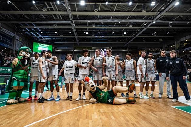Die Gladiators feiern den Sieg, Vet Concept Gladiators Trier vs Fitness First Wuerzburg Baskets, Basketball, easyCredit BBL, 27. Spieltag, Saison 2025 2026, 01.04.2026 Vet Concept Gladiators Trier vs Fitness First Wuerzburg Baskets, Basketball, easyCredit BBL, 27. Spieltag, Saison 2025 2026, 01.04.2026 Copyright: xEibner-Pressefoto AlexanderxNeisx EP_ANS