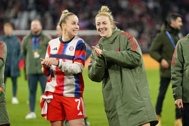 Giulia Gwinn (7 FC Bayern) und Carolin Simon (30 FC Bayern) feiern mit den Fans nach dem Sieg beim UEFA Womens Champions League Spiel FC Bayern München Manchester United, ManU am 01.04.2026. München Allianz Arena Bayern Deutschland