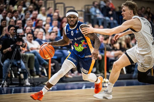 Rostock, Deutschland 01. April 2026: 1.BBL - 2025 2026 - Rostock Seawolves gegen Basketball Löwen Braunschweig Im Bild: v. li. im Zweikampf TJ Crockett Jr. (Rostock Seawolves) und Luca Joe Ewelt (LÖWEN Braunschweig) Copyright: xFotostandx xVoelkerx