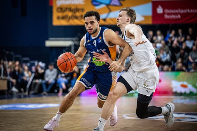 Rostock, Deutschland 01. April 2026: 1.BBL - 2025 2026 - Rostock Seawolves gegen Basketball Löwen Braunschweig Im Bild: v. li. im Zweikampf Elias Baggette (Rostock Seawolves) und Luca Joe Ewelt (LÖWEN Braunschweig) Copyright: xFotostandx xVoelkerx
