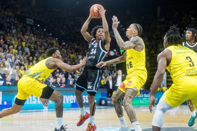 Oldenburg, Niedersachsen, DEU, 01.04.2026, Ross Williams (Mitte, Veolia Towers Hamburg)m Michale Kyser (rechts, EWE Baskets Oldenburg) und Dakarai Tucker (links, EWE Baskets Oldenburg). EWE Baskets Oldenburg vs. Veolia Towers Hamburg. Basketball. 1. Basketball-Bundesliga Saison 2025 2026, 27. Spieltag, Grosse EWE Arena. EWE Baskets Oldenburg vs. Veolia Towers Hamburg