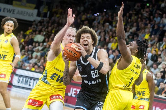 Oldenburg, Niedersachsen, DEU, 01.04.2026, Zacharie Perrin (Mitte, Veolia Towers Hamburg), Christopher Clemons (rechts, EWE Baskets Oldenburg) und Seth Hinrichs (links, EWE Baskets Oldenburg). EWE Baskets Oldenburg vs. Veolia Towers Hamburg. Basketball. 1. Basketball-Bundesliga Saison 2025 2026, 27. Spieltag, Grosse EWE Arena. EWE Baskets Oldenburg vs. Veolia Towers Hamburg