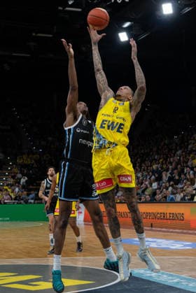 GER, Basketball, easy Credit- BBL, EWE Baskets Oldenburg vs Veolia Towers Hamburg 01.04.2026, EWE Arena, Oldenburg, GER, easy Credit-BBL, EWE Baskets Oldenburg vs Veolia Towers Hamburg, im Bild Michale KYSER ( EWE Baskets Oldenburg 12 ) Karl GAMBLE II ( Veolia Towers Hamburg 27 )
