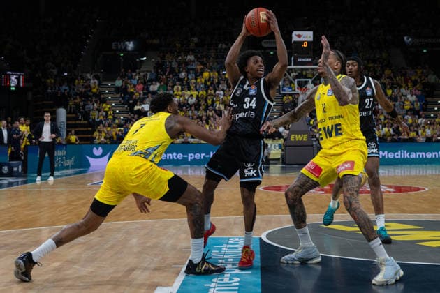GER, Basketball, easy Credit- BBL, EWE Baskets Oldenburg vs Veolia Towers Hamburg 01.04.2026, EWE Arena, Oldenburg, GER, easy Credit-BBL, EWE Baskets Oldenburg vs Veolia Towers Hamburg, im Bild Ross WILLIAMS ( Veolia Towers Hamburg 34 ) Dakarai TUCKER ( EWE Baskets Oldenburg 7 ) Michale KYSER ( EWE Baskets Oldenburg 12 )