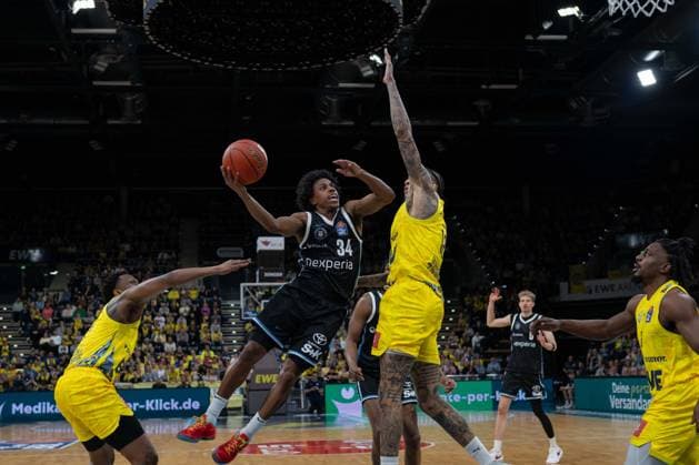GER, Basketball, easy Credit- BBL, EWE Baskets Oldenburg vs Veolia Towers Hamburg 01.04.2026, EWE Arena, Oldenburg, GER, easy Credit-BBL, EWE Baskets Oldenburg vs Veolia Towers Hamburg, im Bild Ross WILLIAMS ( Veolia Towers Hamburg 34 ) Dakarai TUCKER ( EWE Baskets Oldenburg 7 ) Michale KYSER ( EWE Baskets Oldenburg 12 )