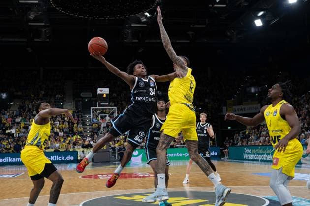 GER, Basketball, easy Credit- BBL, EWE Baskets Oldenburg vs Veolia Towers Hamburg 01.04.2026, EWE Arena, Oldenburg, GER, easy Credit-BBL, EWE Baskets Oldenburg vs Veolia Towers Hamburg, im Bild Ross WILLIAMS ( Veolia Towers Hamburg 34 ) Dakarai TUCKER ( EWE Baskets Oldenburg 7 ) Michale KYSER ( EWE Baskets Oldenburg 12 )