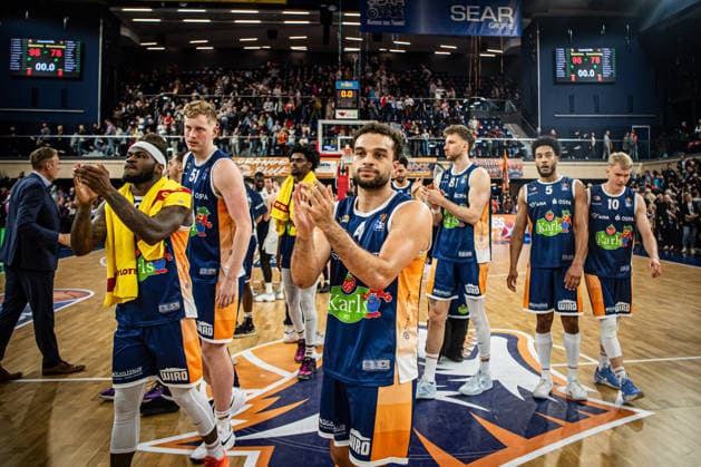 Rostock, Deutschland 01. April 2026: 1.BBL - 2025 2026 - Rostock Seawolves gegen Basketball Löwen Braunschweig Im Bild: Die Mannschaft der Seawolves bedankt sich bei den Fans Copyright: xFotostandx xVoelkerx