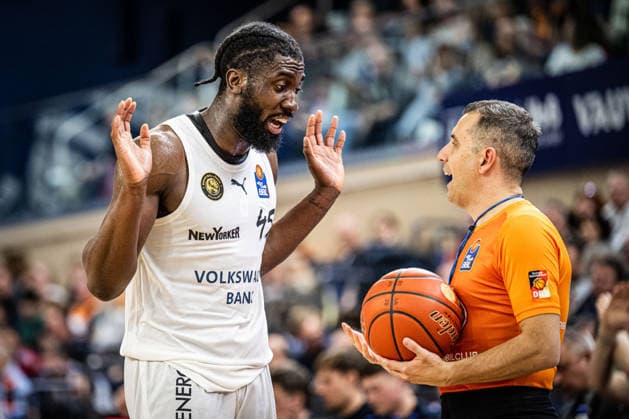 Rostock, Deutschland 01. April 2026: 1.BBL - 2025 2026 - Rostock Seawolves gegen Basketball Löwen Braunschweig Im Bild: v.li. Oluwasimisola Shittu (LÖWEN Braunschweig) und Schiedsrichter Copyright: xFotostandx xVoelkerx