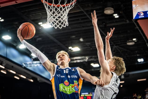 Rostock, Deutschland 01. April 2026: 1.BBL - 2025 2026 - Rostock Seawolves gegen Basketball Löwen Braunschweig Im Bild: v. li. im Zweikampf Lukasz Kolenda (Rostock Seawolves) und Luca Joe Ewelt (LÖWEN Braunschweig) Copyright: xFotostandx xVoelkerx