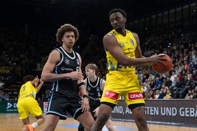 GER, Basketball, easy Credit- BBL, EWE Baskets Oldenburg vs Veolia Towers Hamburg 01.04.2026, EWE Arena, Oldenburg, GER, easy Credit-BBL, EWE Baskets Oldenburg vs Veolia Towers Hamburg, im Bild Dakarai TUCKER ( EWE Baskets Oldenburg 7 ) Zacharie PERRIN ( Veolia Towers Hamburg 52 )