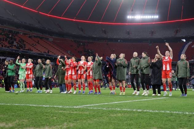 Bayern - Spielerinnen nach Spielende. Frauenfussball: Muenchen - Manchester. Frauen - Fußball - Championsleague, FC Bayern München - Manchester United, ManU Viertelfinale, Saison 2025-2026, am 1.04.2026 in Muenchen, A L L I A N Z A R E N A, Deutschland. Quelle Copyright Credit : Oryk HAIST