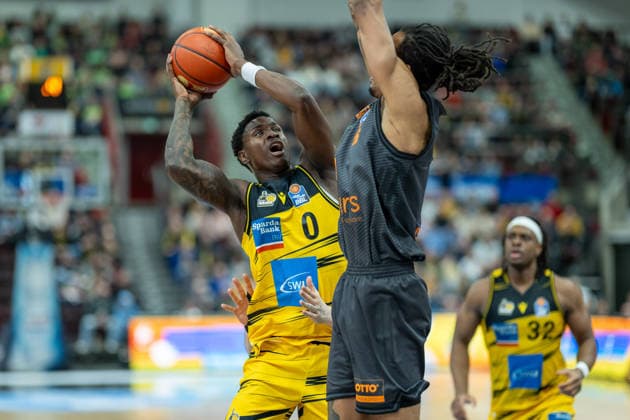 Babacar Sane (MHP RIESEN Ludwigsburg, 00), Yordan Minchev (Niners Chemnitz, 91), Kevin Yebo (Niners Chemnitz, 00), GER, MHP RIESEN Ludwigsburg vs. Niners Chemnitz, Basketball Bundesliga, easycredit BBL, 27. Spieltag, Spielzeit 2025 2026, 01.04.2026, GER, MHP RIESEN Ludwigsburg vs. Niners Chemnitz, Basketball Bundesliga, easycredit BBL, 27. Spieltag, Spielzeit 2025 2026, 01.04.2026 Ludwigsburg Copyright: xEibner-Pressefoto SaschaxWaltherx EP_EER
