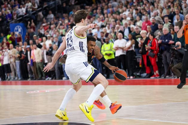 Xavier Rathan-Mayes (FC Bayern Basketball, 04) mit Tarik Biberovic (Fenerbahce Beko Istanbul, 13), GER, FC Bayern Basketball vs. Fenerbahce Beko Istanbul, Basketball, Euroleague, 35. Spieltag, Saison 2025 2026, 01.04.2026, GER, FC Bayern Basketball vs. Fenerbahce Beko Istanbul, Basketball, Euroleague, 35. Spieltag, Saison 2025 2026, 01.04.2026 Muenchen Copyright: xEibner-Pressefoto JennixMaulx EP_JML