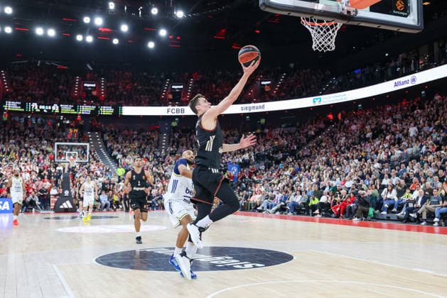 Nenad Dimitrijevic (FC Bayern Basketball, 00) mit Talen Horton Tucker (Fenerbahce Beko Istanbul, 08), GER, FC Bayern Basketball vs. Fenerbahce Beko Istanbul, Basketball, Euroleague, 35. Spieltag, Saison 2025 2026, 01.04.2026, GER, FC Bayern Basketball vs. Fenerbahce Beko Istanbul, Basketball, Euroleague, 35. Spieltag, Saison 2025 2026, 01.04.2026 Muenchen Copyright: xEibner-Pressefoto JennixMaulx EP_JML