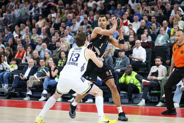 Oscar da Silva (FC Bayern Basketball, 01) mit Tarik Biberovic (Fenerbahce Beko Istanbul, 13), GER, FC Bayern Basketball vs. Fenerbahce Beko Istanbul, Basketball, Euroleague, 35. Spieltag, Saison 2025 2026, 01.04.2026, GER, FC Bayern Basketball vs. Fenerbahce Beko Istanbul, Basketball, Euroleague, 35. Spieltag, Saison 2025 2026, 01.04.2026 Muenchen Copyright: xEibner-Pressefoto JennixMaulx EP_JML