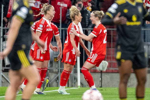 Torjubel zum 2:1, Giulia Gwinn 7 (FC Bayern Muenchen), Linda Dallmann 10 (FC Bayern Muenchen), Franziska Kett 20 (FC Bayern Muenchen), FC Bayern Frauen - Manchester United, ManU Fussball, Champions League Viertelfinale Rueckspiel, 01.04.2026 DFB regulations prohibit any use of photographs as image sequences and or quasi-video Muenchen Bayern Deutschland