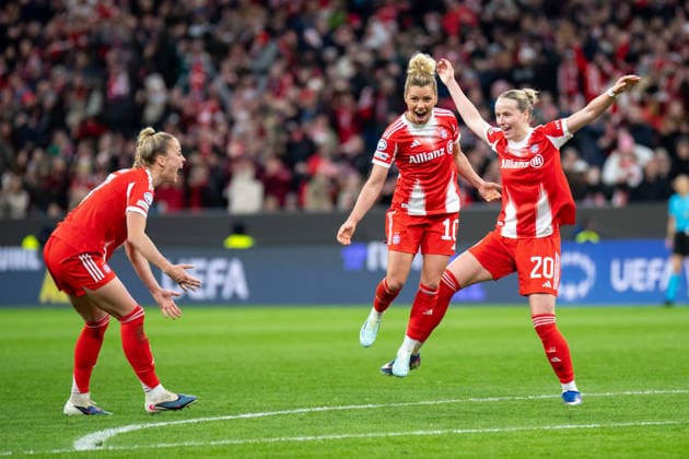 Giulia Gwinn (7 FC Bayern), Linda Dallmann (10 FC Bayern) und Franziska Kett (20 Bayern) jubeln über das Tor zum 2-1 beim UEFA Womens Champions League Spiel FC Bayern München Manchester United, ManU am 01.04.2026. München Allianz Arena Bayern Deutschland