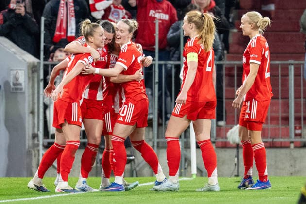 Torjubel zum 2:1, Giulia Gwinn 7 (FC Bayern Muenchen), Franziska Kett 20 (FC Bayern Muenchen), Glodis Perla Viggosdottir 4 (FC Bayern Muenchen), Pernille Harder 21 (FC Bayern Muenchen), FC Bayern Frauen - Manchester United, ManU Fussball, Champions League Viertelfinale Rueckspiel, 01.04.2026 DFB regulations prohibit any use of photographs as image sequences and or quasi-video Muenchen Bayern Deutschland