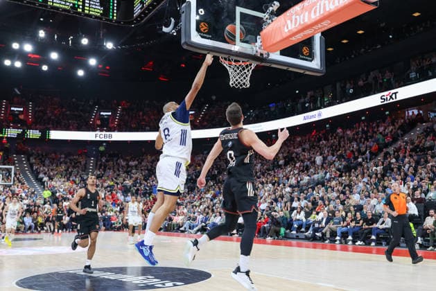 Nenad Dimitrijevic (FC Bayern Basketball, 00) mit Talen Horton Tucker (Fenerbahce Beko Istanbul, 08), GER, FC Bayern Basketball vs. Fenerbahce Beko Istanbul, Basketball, Euroleague, 35. Spieltag, Saison 2025 2026, 01.04.2026, GER, FC Bayern Basketball vs. Fenerbahce Beko Istanbul, Basketball, Euroleague, 35. Spieltag, Saison 2025 2026, 01.04.2026 Muenchen Copyright: xEibner-Pressefoto JennixMaulx EP_JML