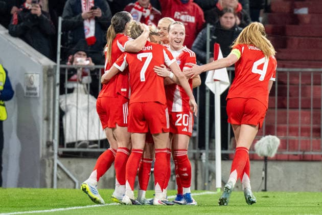 Torjubel zum 2:1, Pernille Harder 21 (FC Bayern Muenchen), Franziska Kett 20 (FC Bayern Muenchen), FC Bayern Frauen - Manchester United, ManU Fussball, Champions League Viertelfinale Rueckspiel, 01.04.2026 DFB regulations prohibit any use of photographs as image sequences and or quasi-video Muenchen Bayern Deutschland