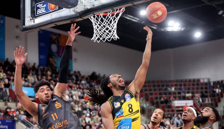 Ludwigsburg , easyCredit Basketball Bundesliga MHP Riesen Ludwigsburg vs. Niners Chemnitz , von links: Kostja Mushidi ( Chem ) Terrell Harris ( Riesen )