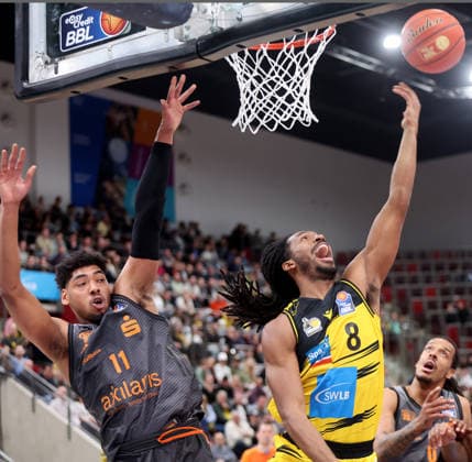 Ludwigsburg , easyCredit Basketball Bundesliga MHP Riesen Ludwigsburg vs. Niners Chemnitz , von links: Kostja Mushidi ( Chem ) Terrell Harris ( Riesen )