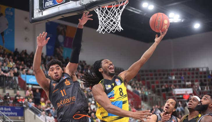 Ludwigsburg , easyCredit Basketball Bundesliga MHP Riesen Ludwigsburg vs. Niners Chemnitz , von links: Kostja Mushidi ( CHem ) Terrell Harris ( Riesen )