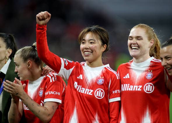 Fussball, Frauen, Frauen Champions League, Viertelfinale Rückspiel, Saison 2025 2026, FC Bayern München - Manchester United, ManU Allianz Arena Momoko Tanikawa (FC Bayern München) auf der Ehrenrunde nach dem Spiel, jubeln, Faust