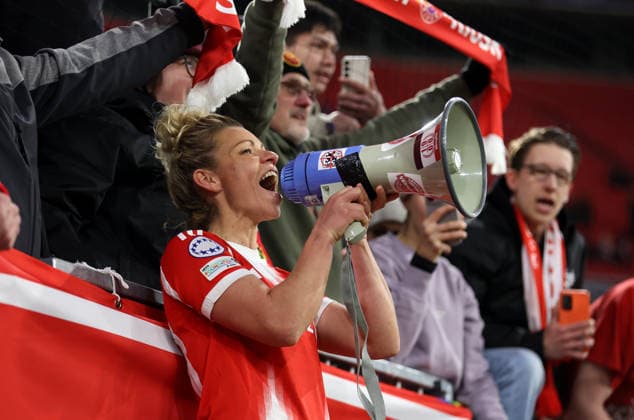 Fussball, Frauen, Frauen Champions League, Viertelfinale Rückspiel, Saison 2025 2026, FC Bayern München - Manchester United, ManU Allianz Arena Linda Dallmann (FC Bayern München) mit dem Megaphone nach dem Spiel bei den Fans in der Südkurve beim Feiern