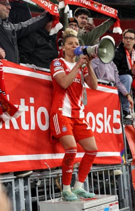 Fussball, Frauen, Frauen Champions League, Viertelfinale Rückspiel, Saison 2025 2026, FC Bayern München - Manchester United, ManU Allianz Arena Linda Dallmann (FC Bayern München) mit dem Megaphone nach dem Spiel bei den Fans in der Südkurve beim Feiern