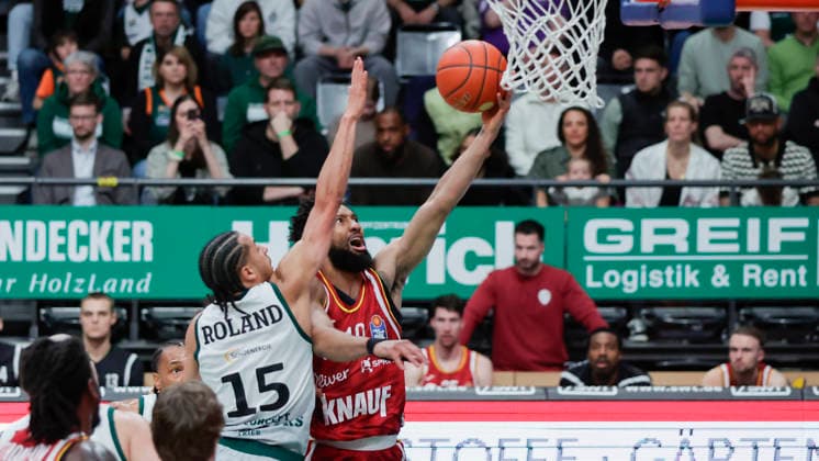 Im Bild: v.li. Jordan Roland (VET-CONCEPT Gladiators Trier, 15) gegen den Korbleger von Davion Mintz (Wuerzburg Baskets, 10) 01.04.2026, VET-CONCEPT Gladiators Trier - Fitness First Wuerzburg Baskets, easyCredit BBL, 27. Spieltag, Deutschland, Trier, SWT-Arena, Copyright: HMBxMedia xJulienxBecker