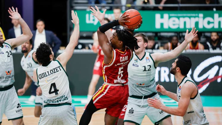 Im Bild: v.li. Clay Guillozet (VET-CONCEPT Gladiators Trier, 4), Marcus Carr(Wuerzburg Baskets, 5) am Ball, Marten Linssen (VET-CONCEPT Gladiators Trier, 12) und Behnam Yakhchali Dehkordi (VET-CONCEPT Gladiators Trier, 8) 01.04.2026, VET-CONCEPT Gladiators Trier - Fitness First Wuerzburg Baskets, easyCredit BBL, 27. Spieltag, Deutschland, Trier, SWT-Arena, Copyright: HMBxMedia xJulienxBecker