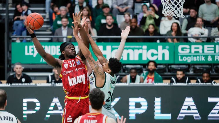Im Bild: v.li. Charles Thompson (Wuerzburg Baskets, 32) gegen Marten Linssen (VET-CONCEPT Gladiators Trier, 12) und Urald King (VET-CONCEPT Gladiators Trier, 20) 01.04.2026, VET-CONCEPT Gladiators Trier - Fitness First Wuerzburg Baskets, easyCredit BBL, 27. Spieltag, Deutschland, Trier, SWT-Arena, Copyright: HMBxMedia xJulienxBecker