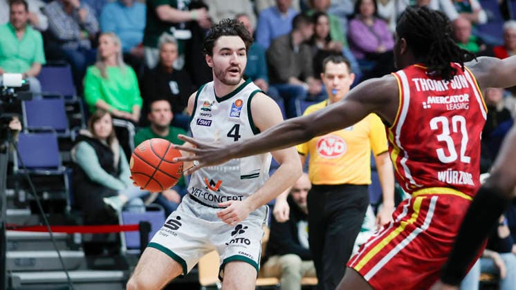 Im Bild: v.li. Clay Guillozet (VET-CONCEPT Gladiators Trier, 4) am Ball gegen Charles Thompson (Wuerzburg Baskets, 32) 01.04.2026, VET-CONCEPT Gladiators Trier - Fitness First Wuerzburg Baskets, easyCredit BBL, 27. Spieltag, Deutschland, Trier, SWT-Arena, Copyright: HMBxMedia xJulienxBecker
