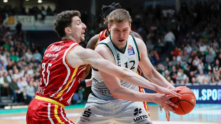 Im Bild: v.li. Alen Pjanic (Wuerzburg Baskets, 35) gegen Marten Linssen (VET-CONCEPT Gladiators Trier, 12) am Ball. 01.04.2026, VET-CONCEPT Gladiators Trier - Fitness First Wuerzburg Baskets, easyCredit BBL, 27. Spieltag, Deutschland, Trier, SWT-Arena, Copyright: HMBxMedia xJulienxBecker