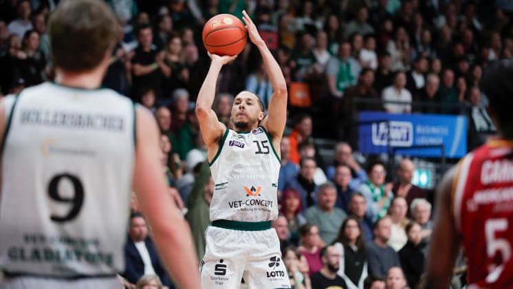 Im Bild: Jordan Roland (VET-CONCEPT Gladiators Trier, 15) mit dem Korbwurf. 01.04.2026, VET-CONCEPT Gladiators Trier - Fitness First Wuerzburg Baskets, easyCredit BBL, 27. Spieltag, Deutschland, Trier, SWT-Arena, Copyright: HMBxMedia xJulienxBecker