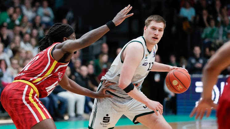 Im Bild: v.li. Charles Thompson (Wuerzburg Baskets, 32) gegen Marten Linssen (VET-CONCEPT Gladiators Trier, 12) 01.04.2026, VET-CONCEPT Gladiators Trier - Fitness First Wuerzburg Baskets, easyCredit BBL, 27. Spieltag, Deutschland, Trier, SWT-Arena, Copyright: HMBxMedia xJulienxBecker