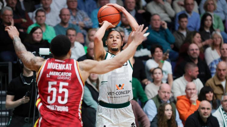 Im Bild: v.li. David Muenkat (Wuerzburg Baskets, 55) gegen Jordan Roland (VET-CONCEPT Gladiators Trier, 15) mit dem Korbwurf. 01.04.2026, VET-CONCEPT Gladiators Trier - Fitness First Wuerzburg Baskets, easyCredit BBL, 27. Spieltag, Deutschland, Trier, SWT-Arena, Copyright: HMBxMedia xJulienxBecker