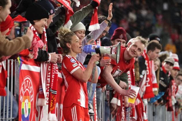 Bayerns 10 Linda DALLMANN nach Spielende bei den Fans. Frauenfussball: Muenchen - Manchester. Frauen - Fußball - Championsleague, FC Bayern München - Manchester United, ManU Viertelfinale, Saison 2025-2026, am 1.04.2026 in Muenchen, A L L I A N Z A R E N A, Deutschland. Quelle Copyright Credit : Oryk HAIST