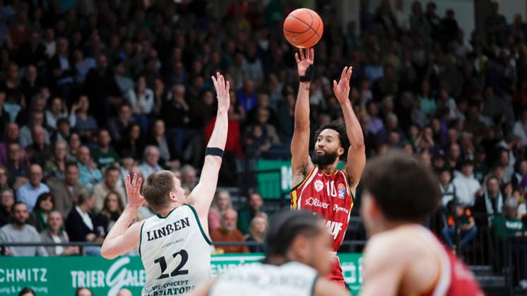 Im Bild: v.li. Marten Linssen (VET-CONCEPT Gladiators Trier, 12) gegen den Korbwurf von Davion Mintz (Wuerzburg Baskets, 10) 01.04.2026, VET-CONCEPT Gladiators Trier - Fitness First Wuerzburg Baskets, easyCredit BBL, 27. Spieltag, Deutschland, Trier, SWT-Arena, Copyright: HMBxMedia xJulienxBecker