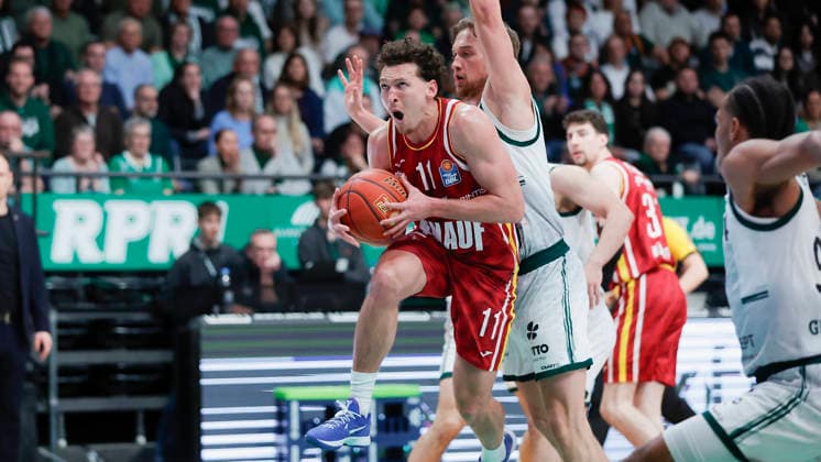 Im Bild: v.li. Brae Ivey (Wuerzburg Baskets, 11) gegen Marco Hollersbacher (VET-CONCEPT Gladiators Trier, 9) 01.04.2026, VET-CONCEPT Gladiators Trier - Fitness First Wuerzburg Baskets, easyCredit BBL, 27. Spieltag, Deutschland, Trier, SWT-Arena, Copyright: HMBxMedia xJulienxBecker